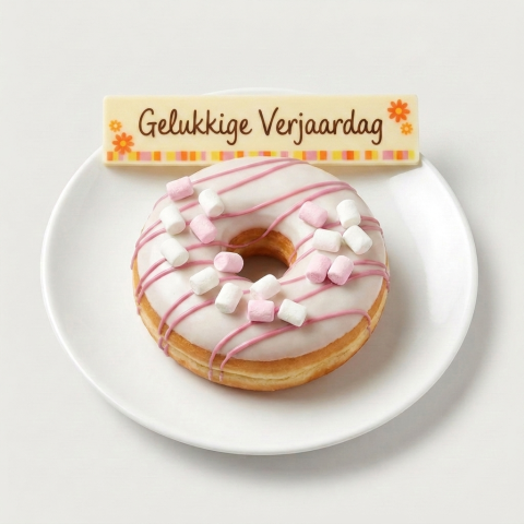 Ronde verjaardagsdonut met wit glazuur, roze draadjes en marshmallows, met een plaatje Gelukkige Verjaardag